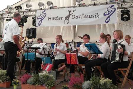 Auftritt der Haster Dorfmusik beim Dorfgemeinschaftsfest Haste 2018