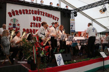 Auftritt der Haster Dorfmusik beim Schützenfest Rodenberg 2019